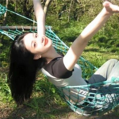 穿一只红鞋的男人